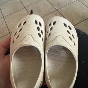 SHEIN Kids Beige Slip-On Clog Sandals